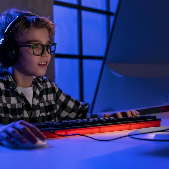 Barn der gamer i mørket