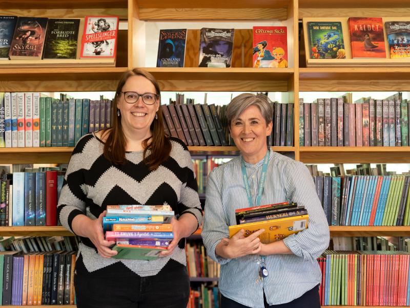 2 damer med stakke af bøger