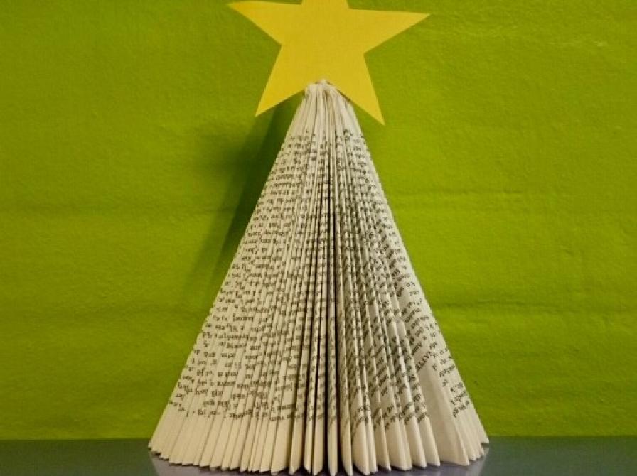 Juletræ foldet af bog